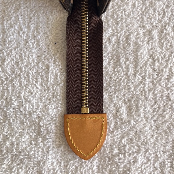 Louis Vuitton Monogram Toiletry 19 Pouch - Picture 9 of 15